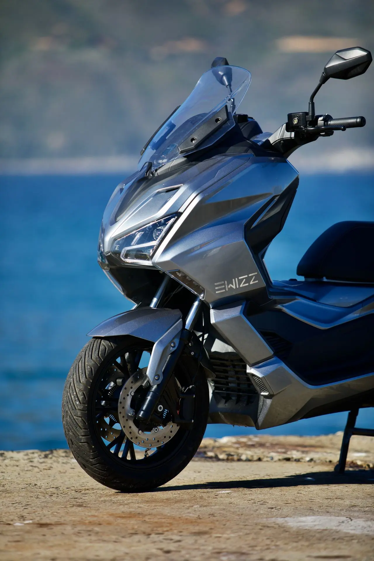 EWIZZ LIGHTNING Mk2 three-quarter front view by the sea